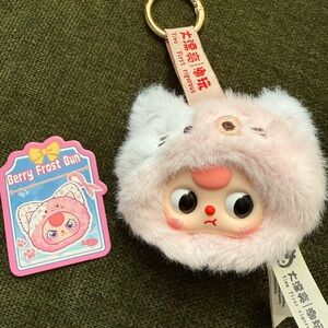 Berry Frost Bun Baby Three cat head keychain